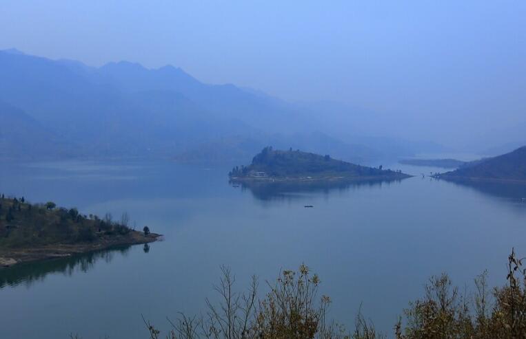 蓝天白云绿树红花的诗句文案