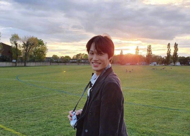 描写男生笑容的句子文案