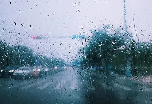 描写下雨时的景象