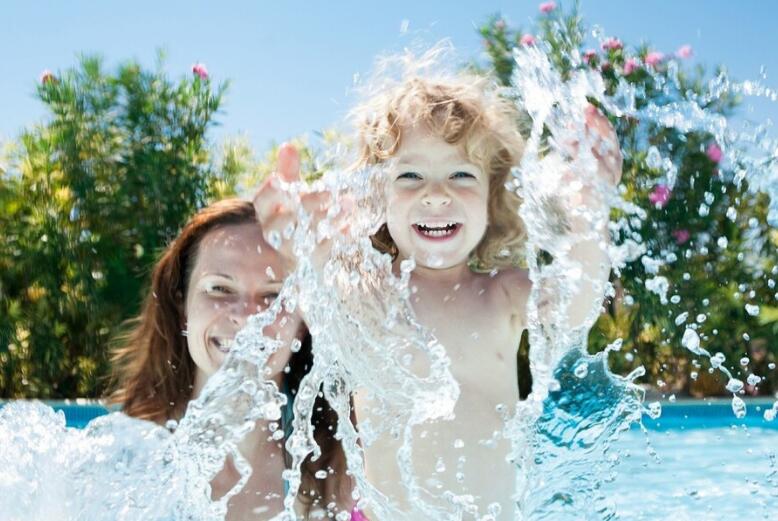 写孩子在海边玩的句子文案