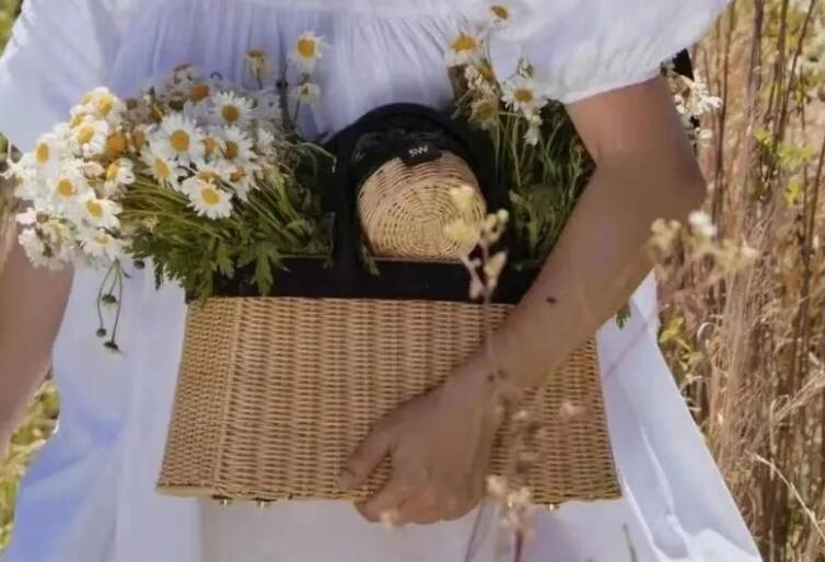 女人自己买花发朋友圈