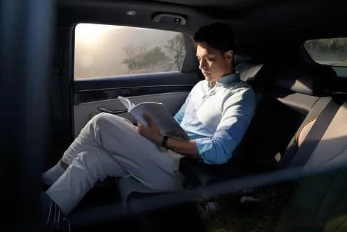 在车里发朋友圈