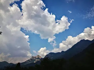 蓝天白云江水诗句文案