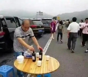 堵车的搞笑句子文案