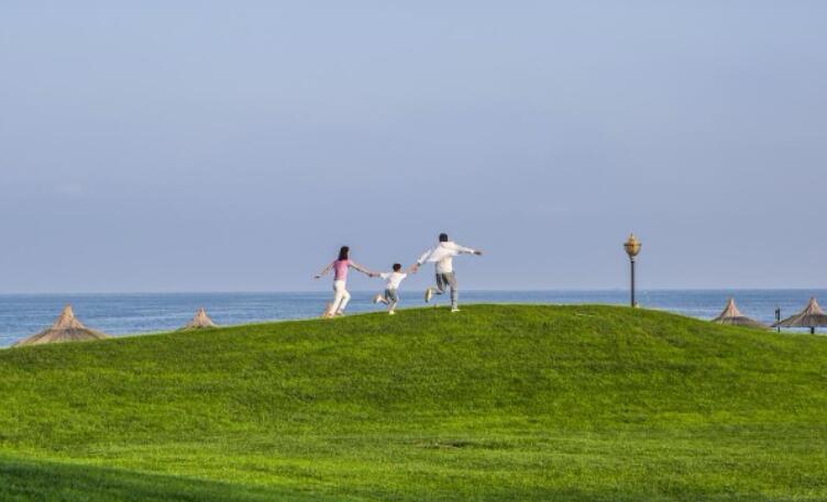 写孩子在海边玩的句子文案