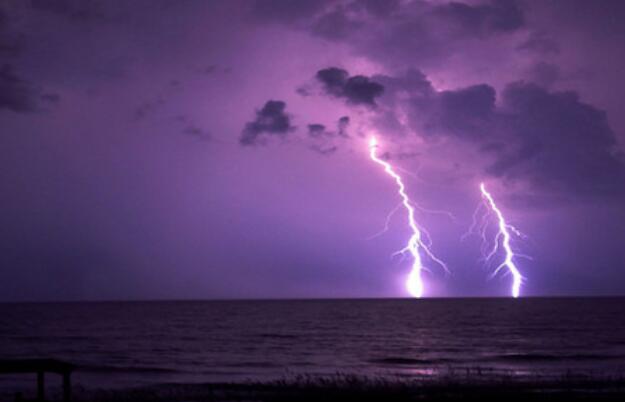 电闪雷鸣的夜晚心情说说文案