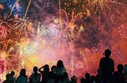 和心爱的人一起看烟花的句子文案