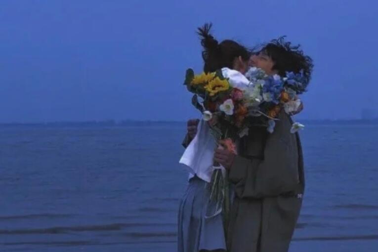 初见时惊鸿一瞥类似的句子文案