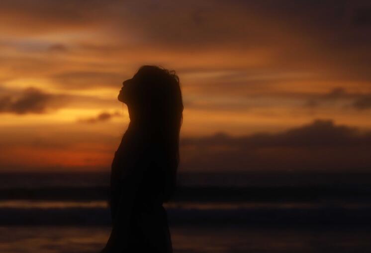 爱情很脆弱的句子文案