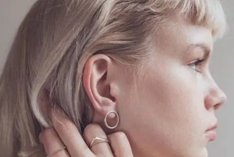 第一次戴耳环的说说文案