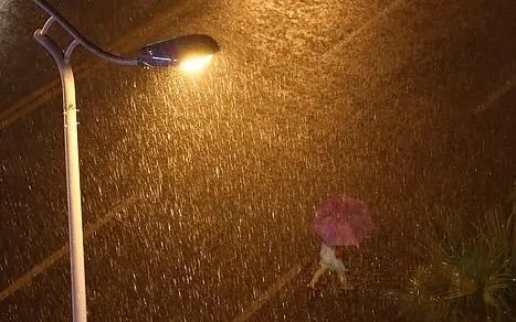 形容夏天狂风暴雨的句子文案