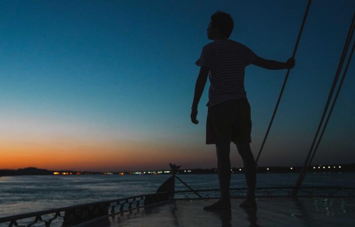 伤心的句子文案说说心情图片带字