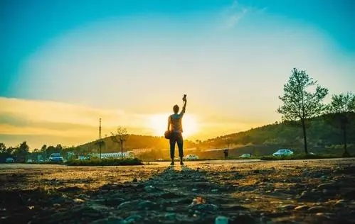 赞美年轻人奋斗的句子文案