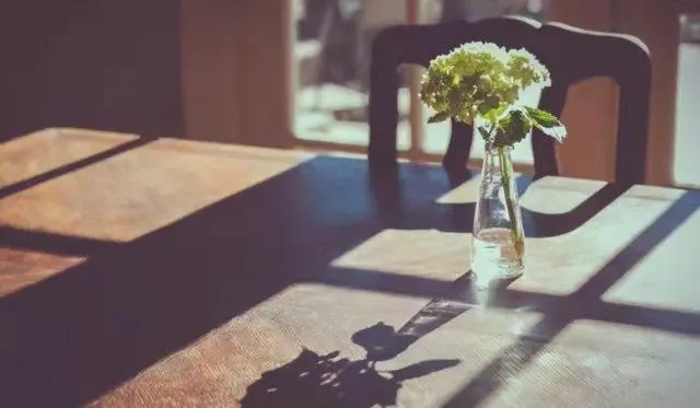 描写一个人的外貌