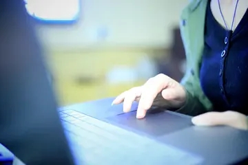 关于和谁别走得太近的说说文案