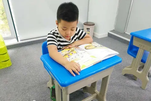 写孩子清晨上学的句子文案