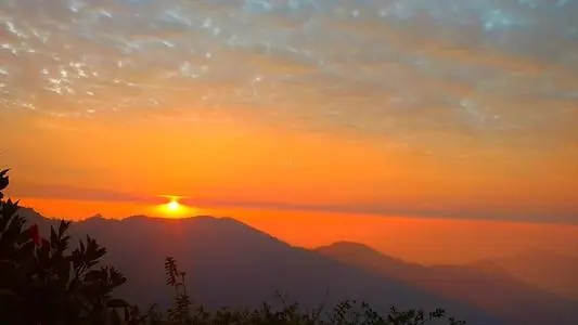 赞美日出朝霞的诗句文案