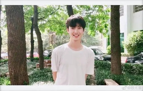 描写男生笑的句子文案