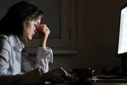 为了挣钱天天熬夜的说说文案