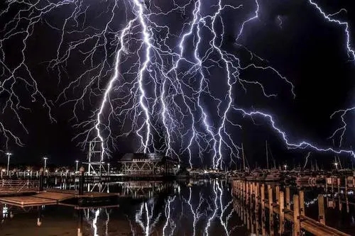 从睡梦中被雷声惊醒的句子文案