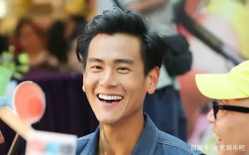 描写男生笑的句子文案