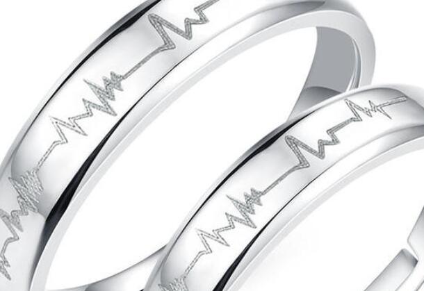 情侣对戒发朋友圈的话