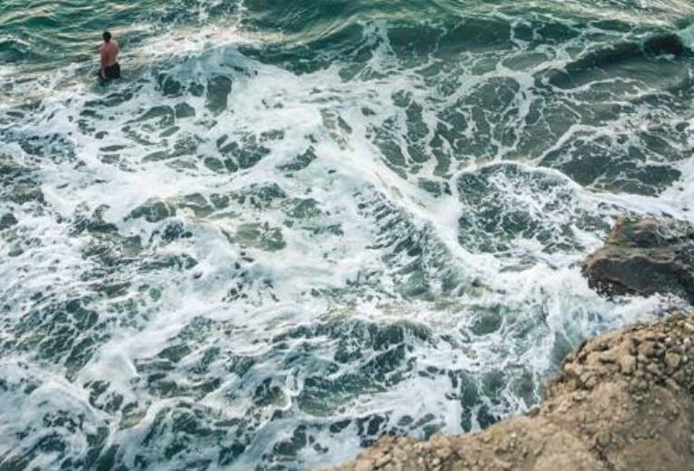 海边朋友圈幽默文案简短