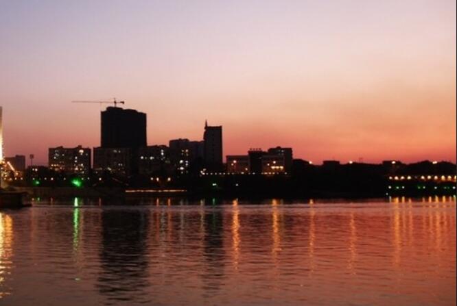 夜晚河边散步夜景诗句文案