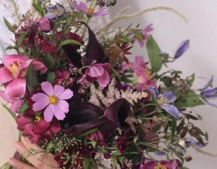 女人自己买花发朋友圈