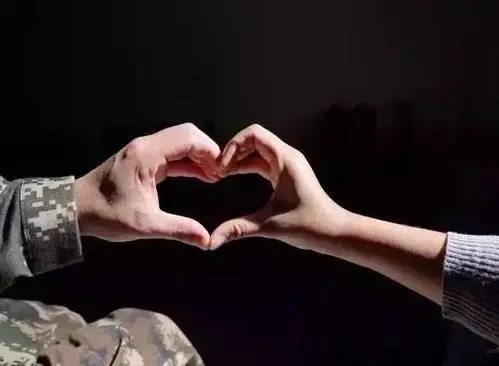 军恋触动人心句子文案短句