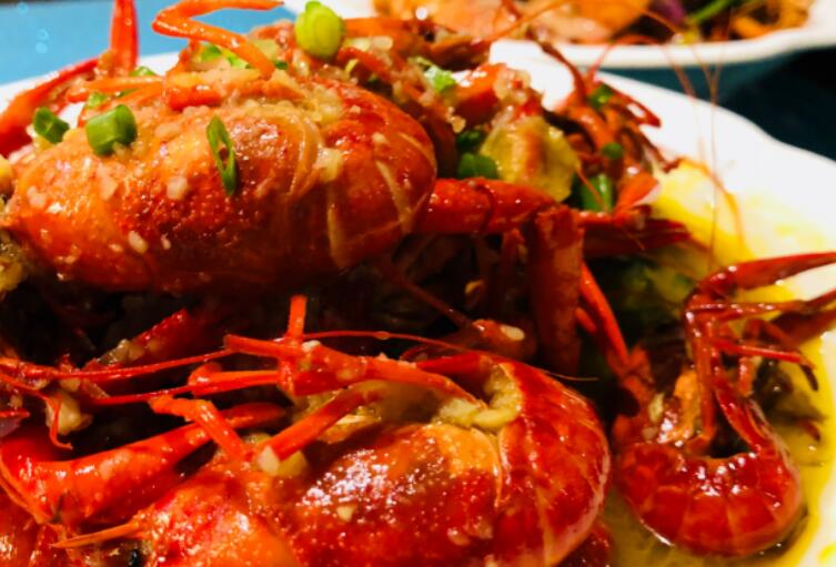 吃龙虾的心情说说文案