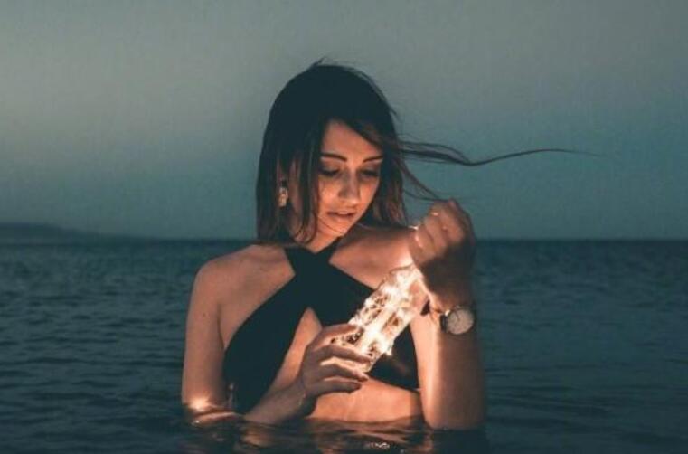 痛到骨子里心碎的句子文案