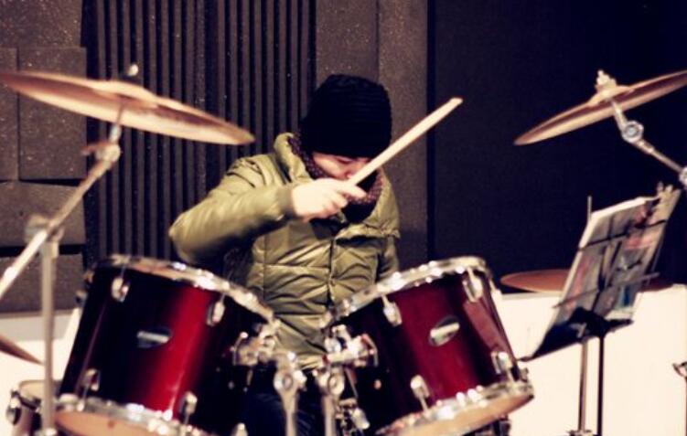 打鼓的小伙说说文案