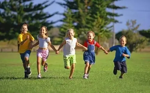 刚出生女孩怎么发朋友圈