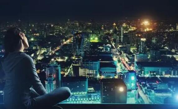 描写深夜城市的句子文案