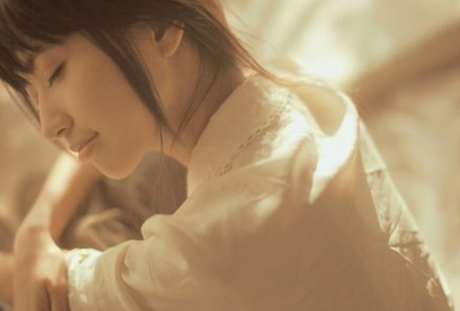 人前人后两面嘴的说说文案