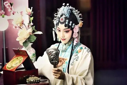 描写花旦妆容的诗句文案