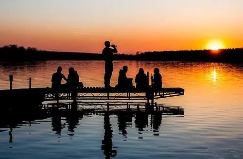 三五好友小聚的句子文案