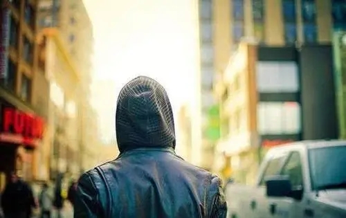 男人偷偷的流泪的句子文案