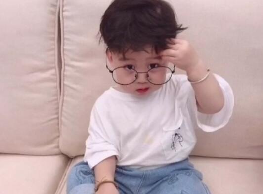 夸男孩可爱的经典语句文案