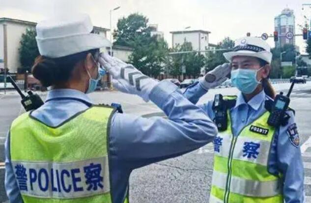 致敬警察辛苦执勤的句子文案