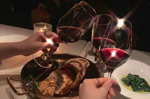 女人喝酒发朋友圈的句子文案