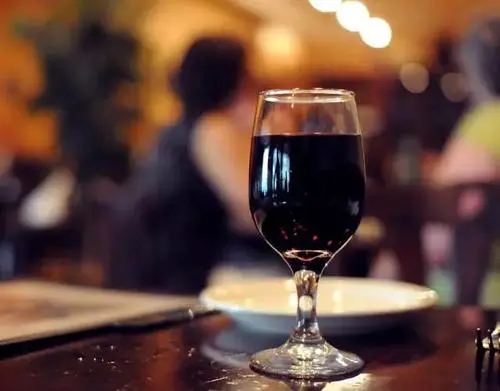 女人享受红酒的说说文案