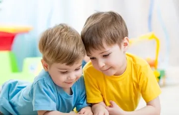 对两个儿子手足的寄语