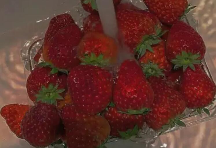 关于草莓的表白语句文案