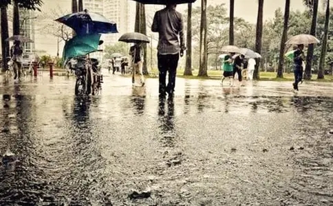 关于阴天的唯美句子文案心情好