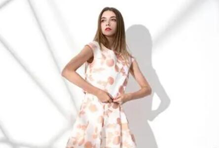 穿漂亮的连衣裙如何发朋友圈