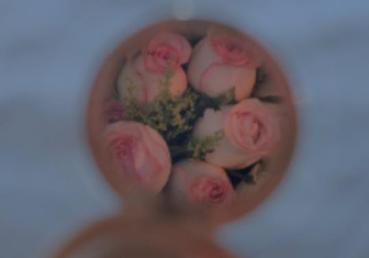 描写人物性格开朗的段落