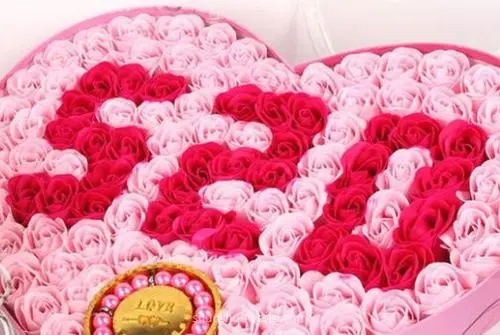 情人节收到礼物说说文案心情短语