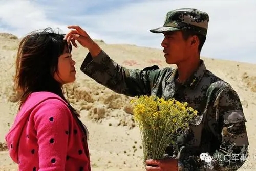 赞美军人简短话语八字